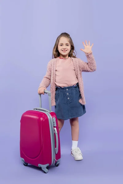 Full Length Happy Girl Waving Hand Pink Baggage Purple — Stock Photo, Image
