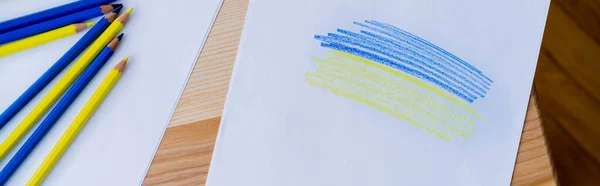 Beyaz Kağıdın Yanında Mavi Sarı Çizgili Renkli Kalemlerin Üst Görünümü — Stok fotoğraf
