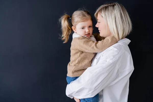 Mulher Loira Segurando Filha Mãos Isoladas Preto — Fotografia de Stock