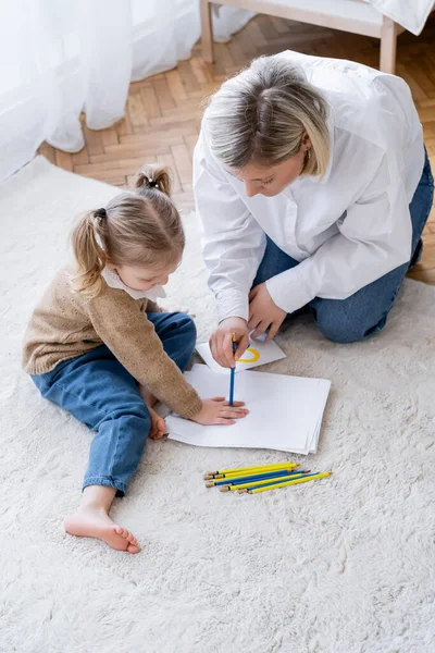 Vista Alto Angolo Donna Bionda Ragazza Con Code Cavallo Disegno — Foto Stock