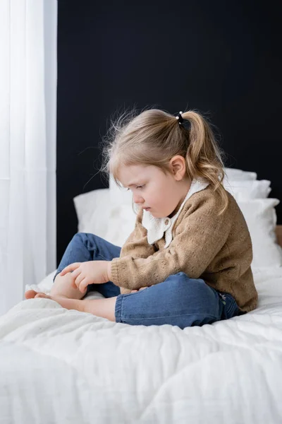 Bouleversé Pieds Nus Enfant Assis Sur Lit Maison — Photo