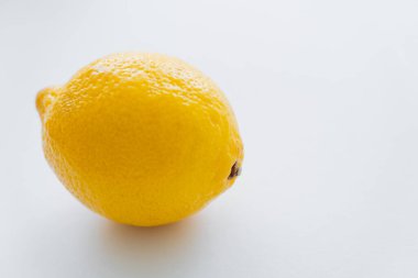 Beyaz arkaplanda sulu limon görünümünü kapat 