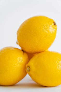 Beyaz arkaplanda bulanık sarı limonların görüntüsünü kapat 
