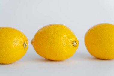 Beyaz yüzeydeki sulu limonların görüntüsünü kapat 