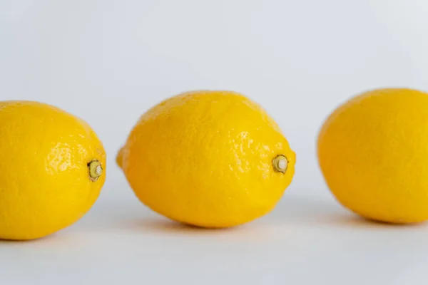 Vista Cerca Los Jugosos Limones Superficie Blanca — Foto de Stock