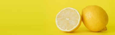 Sarı arka planda sulu yarının ve limonun tamamını kapat, afiş 