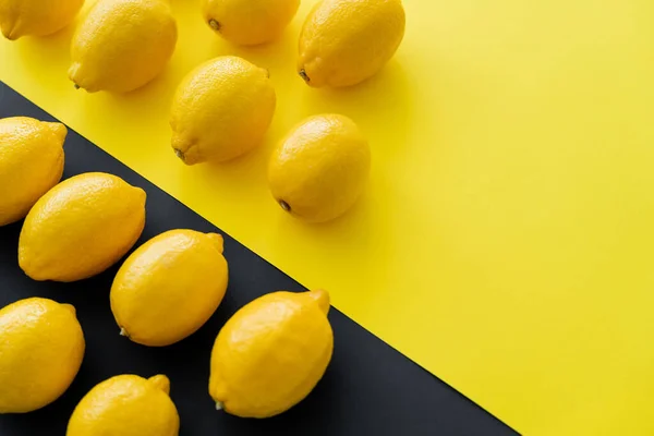 Colocación Plana Con Limones Brillantes Sobre Fondo Amarillo Negro — Foto de Stock
