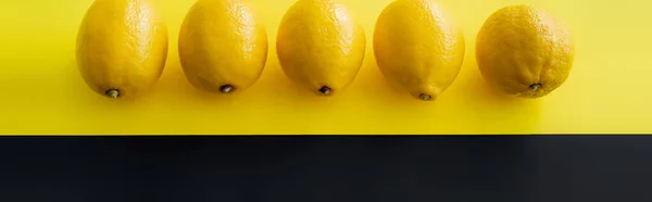 Top View Row Ripe Lemons Black Yellow Background Banner — Stock fotografie