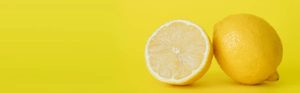 Close View Juicy Half Whole Lemon Yellow Background Banner — Foto de Stock