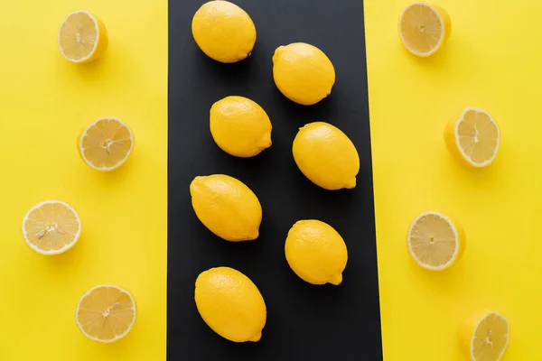 Flat Lay Ripe Whole Cup Lemons Black Yellow Background — Stock Photo, Image