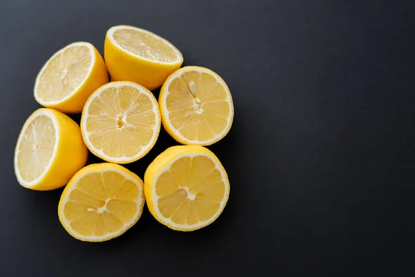 Flat Lay Cut Lemons Black Surface Copy Space — Foto de Stock