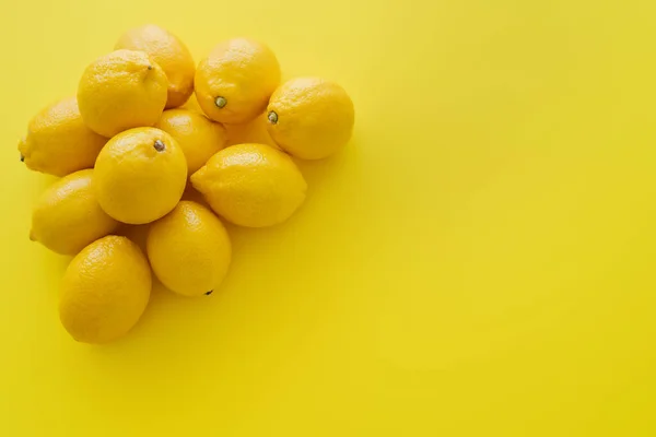 Vista Superior Del Montón Limones Orgánicos Superficie Amarilla — Foto de Stock