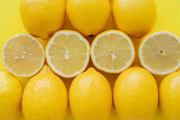 Acostado Plano Con Limones Brillantes Superficie Amarilla — Foto de Stock