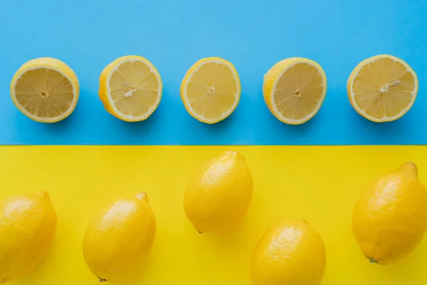 Acostado Plano Con Limones Sobre Fondo Azul Amarillo — Foto de Stock