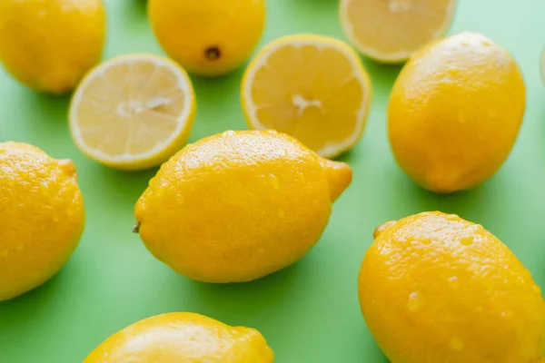 Gotas Agua Sobre Limones Frescos Sobre Fondo Verde — Foto de Stock