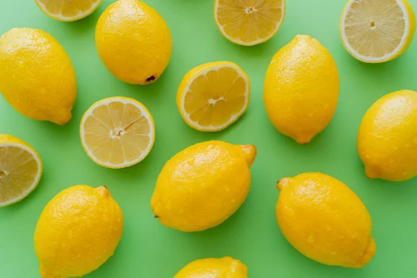 Top View Wet Lemons Green Background — Foto de Stock