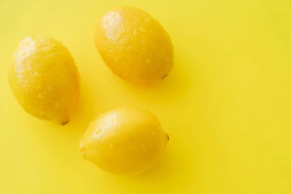 Top View Ripe Lemons Wet Peel Yellow Surface — Stock Photo, Image