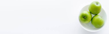 Yeşil elmaların beyaz kasede üst görüntüsü, afiş