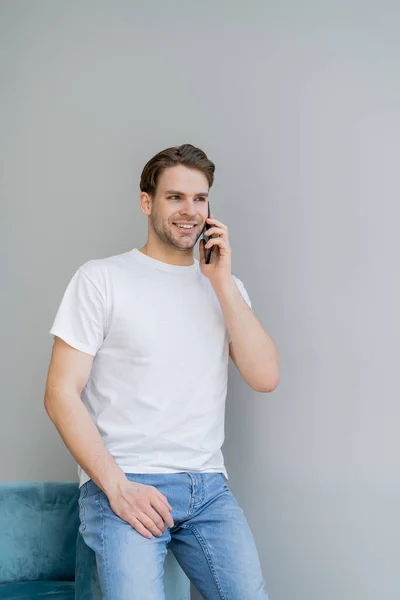 Hombre Feliz Camiseta Blanca Hablando Teléfono Celular Sobre Fondo Gris — Foto de Stock