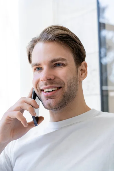 Portret Van Een Lachende Jongeman Tijdens Een Gesprek Mobiele Telefoon — Stockfoto