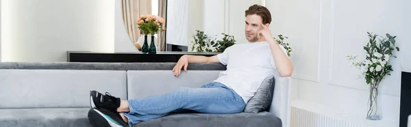 Volle Länge Ansicht Des Nachdenklichen Mannes Sitzt Auf Sofa Wohnzimmer — Stockfoto