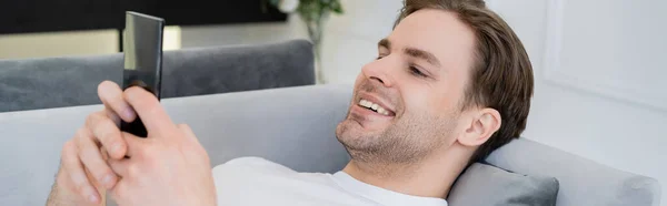 Szczęśliwy Człowiek Czatujący Telefonie Komórkowym Podczas Odpoczynku Domu Baner — Zdjęcie stockowe