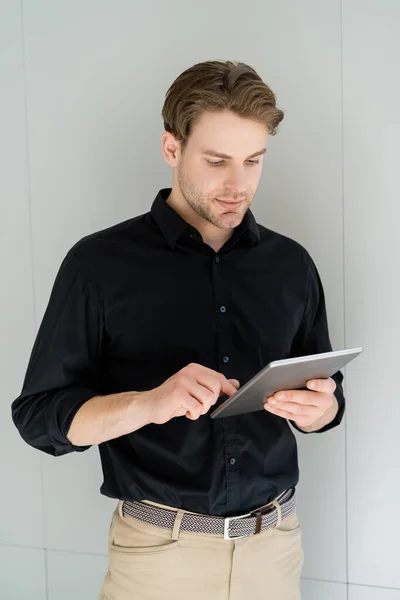 Man Black Shirt Using Digital Tablet While Standing Grey Wall — Stock Photo, Image