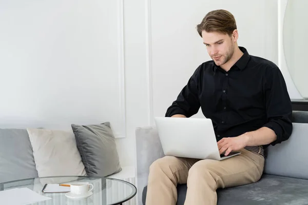 Homme Travaillant Sur Ordinateur Portable Près Table Basse Avec Tasse — Photo