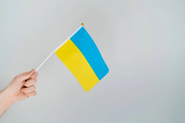 Обрізаний Вид Чоловічої Руки Дрібним Українським Прапором Ізольовано Сірому — стокове фото