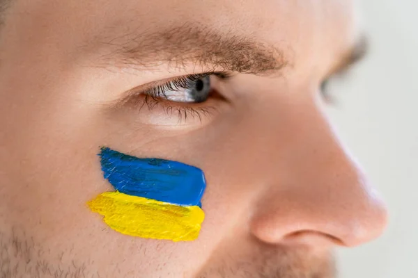 Στενή Άποψη Του Ανθρώπου Ουκρανική Σημαία Ζωγραφισμένη Στο Πρόσωπο Απομονωμένη — Φωτογραφία Αρχείου