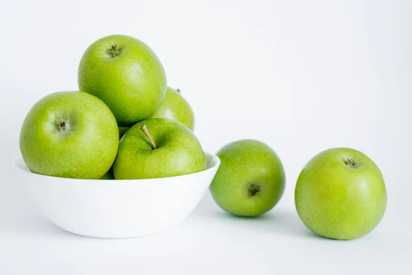 Skål Med Gröna Och Friska Äpplen Vitt — Stockfoto