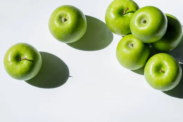 Vue Dessus Des Ombres Près Des Pommes Mûres Savoureuses Sur — Photo