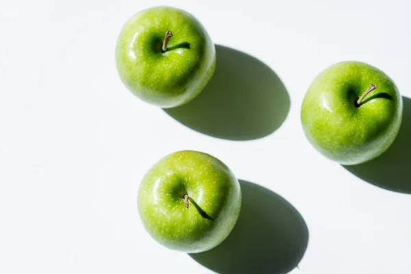 Plat Posé Avec Des Pommes Vertes Avec Des Ombres Sur — Photo