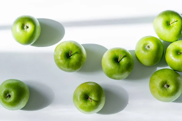 Vue Dessus Des Pommes Savoureuses Mûres Sur Blanc — Photo