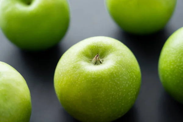 Närbild Gröna Mogna Äpplen Svart — Stockfoto