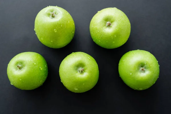 Плоский Шар Зелених Свіжих Яблук Краплями Води Чорному — стокове фото