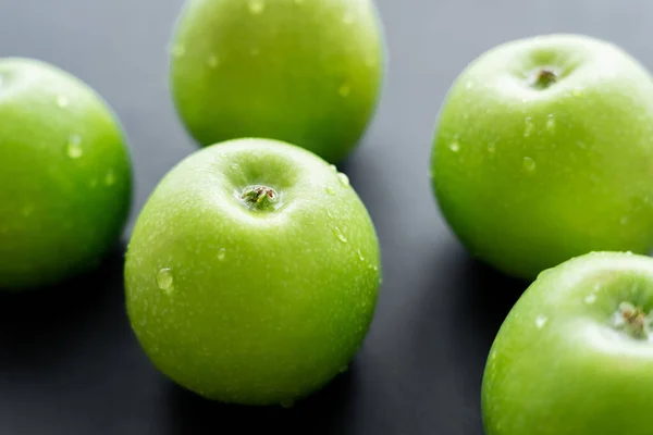 Närbild Vattendroppar Gröna Och Mogna Äpplen Svart — Stockfoto