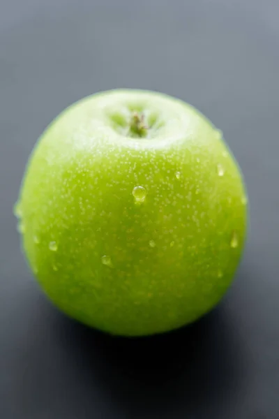 Крупним Планом Вид Зелене Свіже Яблуко Краплями Води Чорному — стокове фото