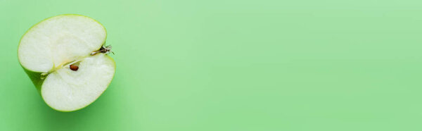 вид сверху на свежий сочный яблоко наполовину на зеленый, баннер