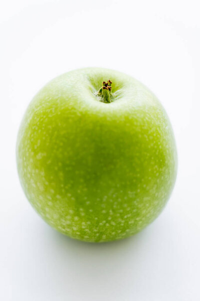 вкусно все зеленое яблоко на белом
