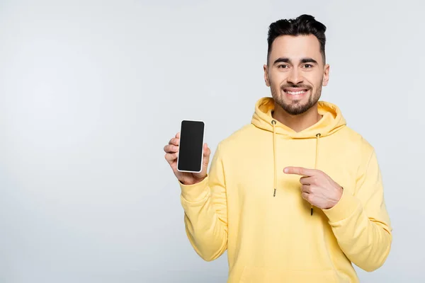 Hombre Sonriente Apuntando Teléfono Inteligente Con Pantalla Blanco Aislado Gris — Foto de Stock