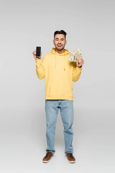 Comprimento Total Jogador Sorrindo Com Dólares Celular Com Tela Branco — Fotografia de Stock
