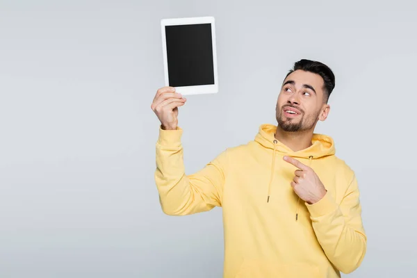 Homem Positivo Com Capuz Amarelo Apontando Para Tablet Digital Com — Fotografia de Stock