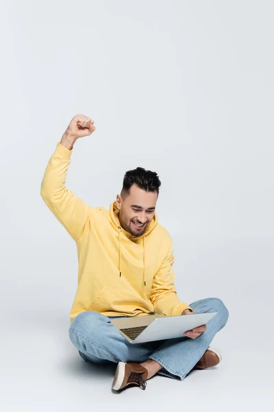 Excited Bookmaker Showing Win Gesture While Sitting Laptop Grey — Stockfoto