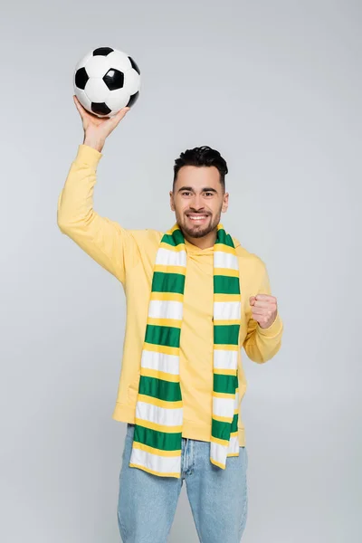 興奮したスポーツファンはサッカーボールを保持し 灰色で隔離された勝利のジェスチャーを示す — ストック写真