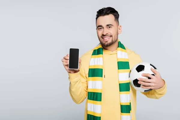 Tersenyum Penjudi Dengan Bola Menunjukkan Smartphone Dengan Layar Kosong Terisolasi — Stok Foto