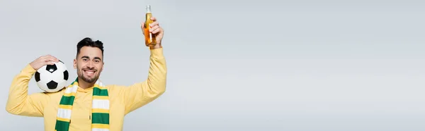 Torcedor Esportes Alegre Com Cerveja Bola Futebol Sorrindo Para Câmera — Fotografia de Stock