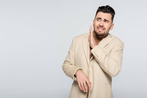 испуганный критик смотрит в сторону и показывает стоп-сигнал изолирован на серый