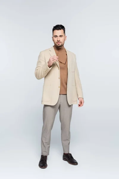 Full Length Critic Beige Blazer Trousers Holding Eyeglasses Grey — Foto Stock