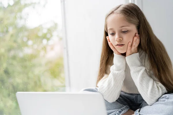 Focused Girl Holding Hands Face While Looking Laptop Window — Stock Photo, Image